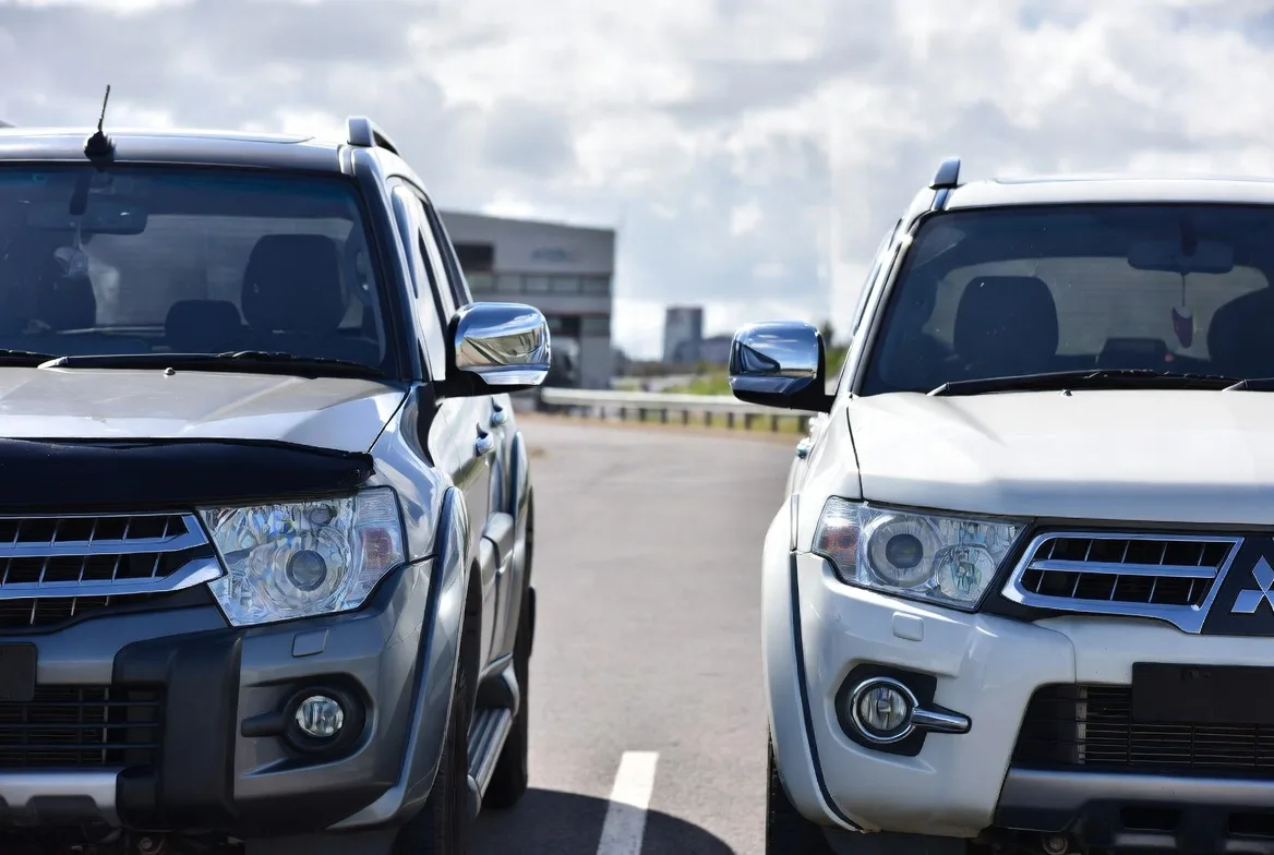 Pajero 4 против Pajero Sport: какой внедорожник дешевле в содержании?